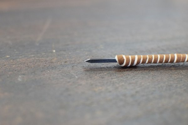 画像2: 印刀 角型両刃4mm 皮巻 濃州兼松 (2)