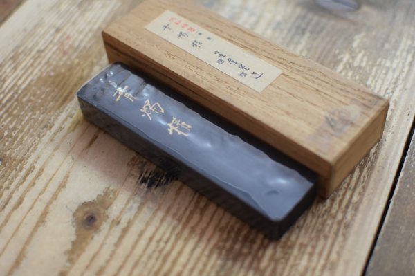 画像1: 古墨　青墨　昭和45年製造　青燭精5丁型　桐箱入　墨運堂【半額セール】【数量限定】 (1)