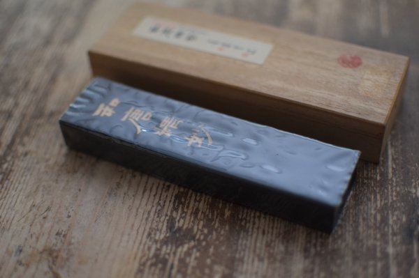 画像1: 古墨　昭和50年製造　和唐精妙 5丁型　大和雅墨　桐箱入　墨運堂【セール】【数量限定】 (1)